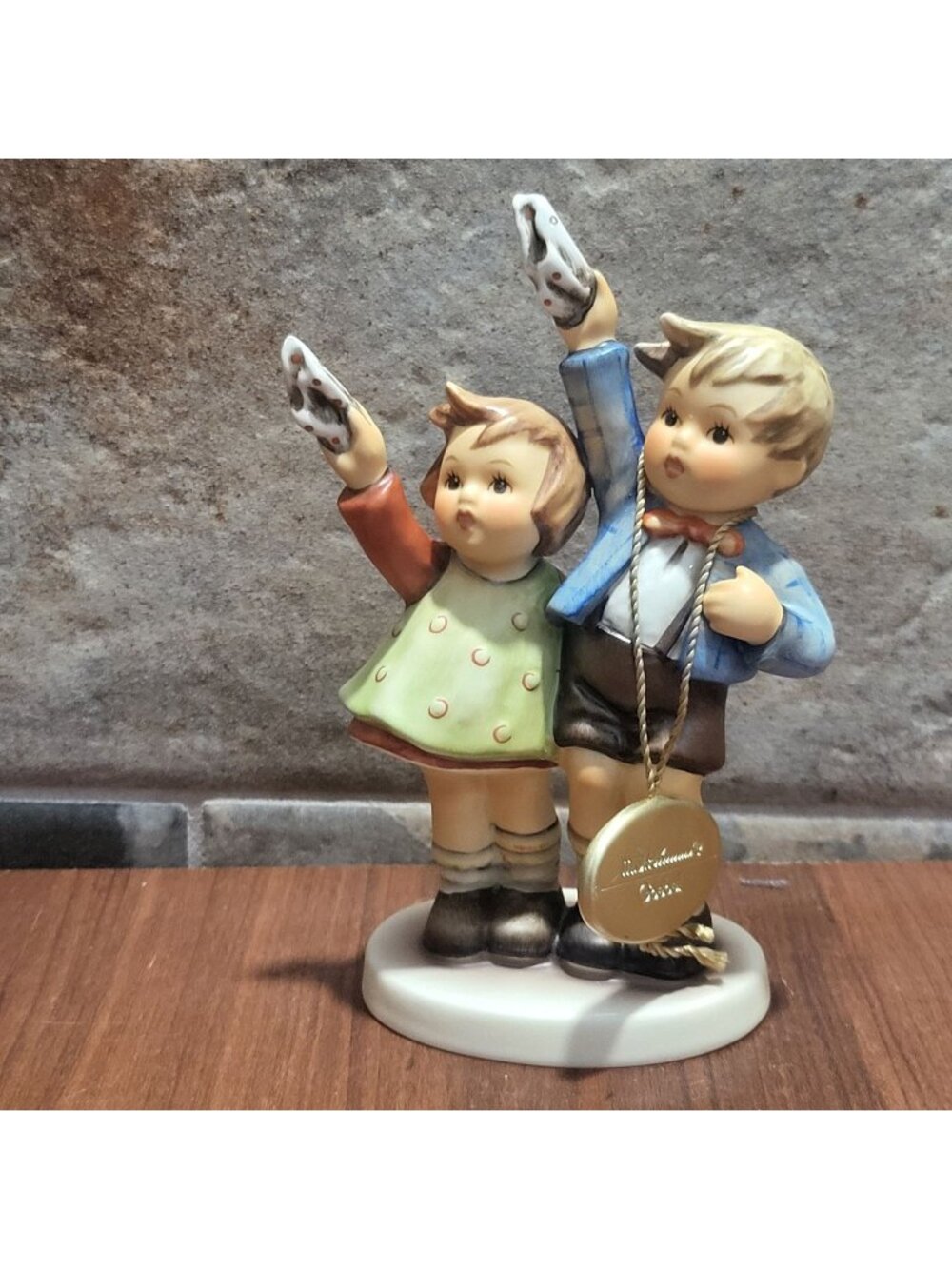 Goebel Hummel Figurine 153/0 Auf Wiedersehen Goodbye Medallion TMK 8